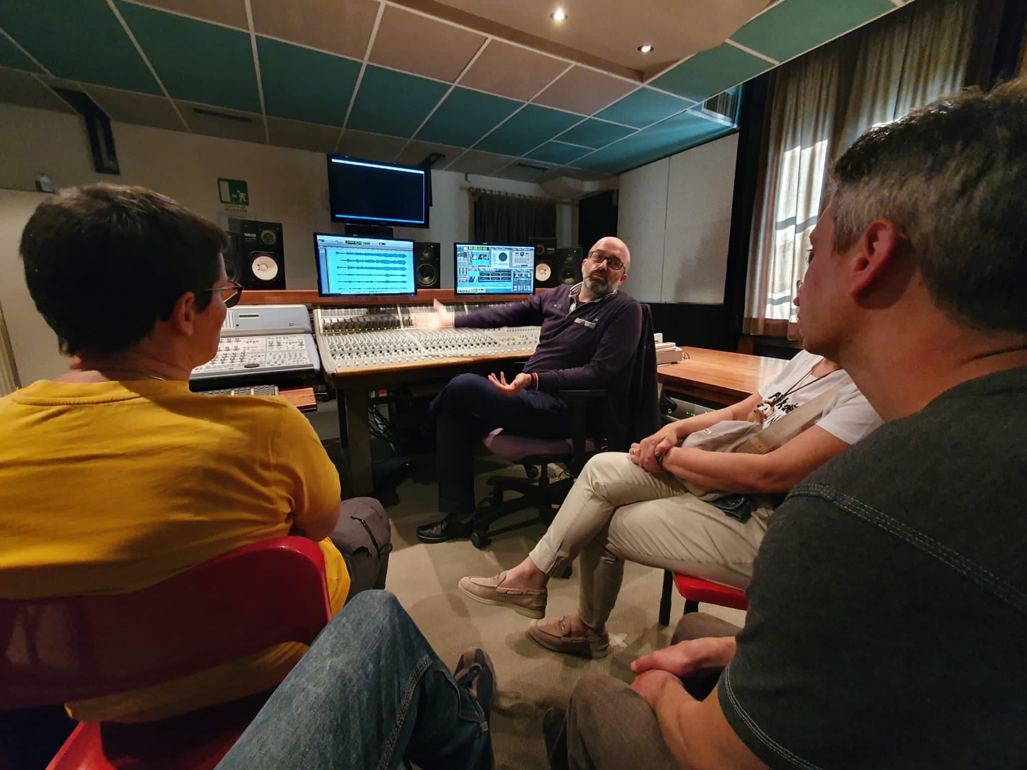 Mauro Loggia in studio con studenti durante una sessione didattica