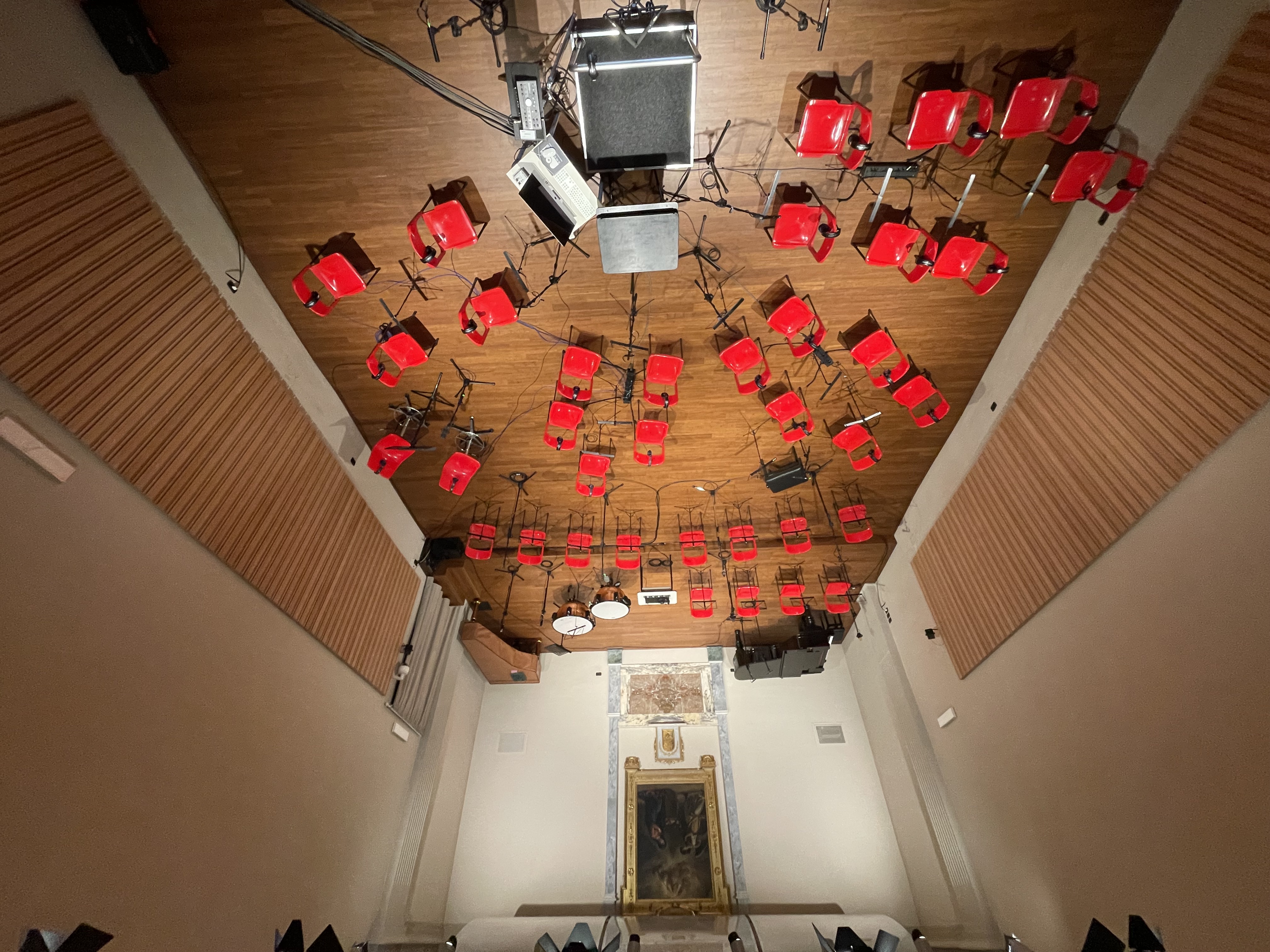 Sala di ripresa con allestimento per registrazione di orchestra